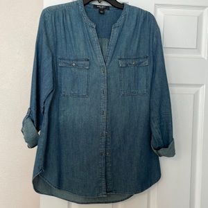 Nine West medium blue denim top w/patch pockets, v-neck and roll sleeve buttons